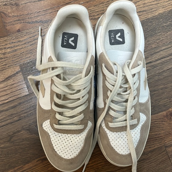 Veja V10 Sneakers in Extra White Sable Sahara - Picture 8 of 11